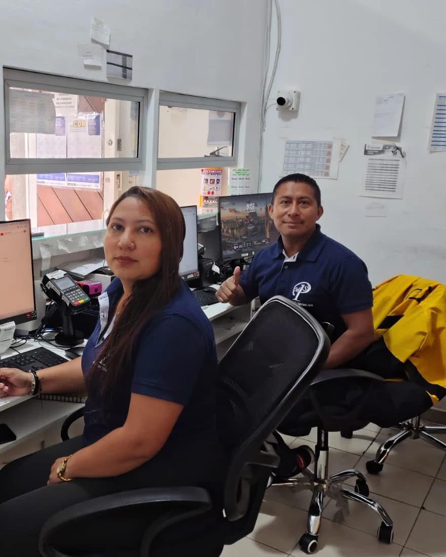 Asesores de MPS Pasto atendiendo en la sede del C.C. El Vergel