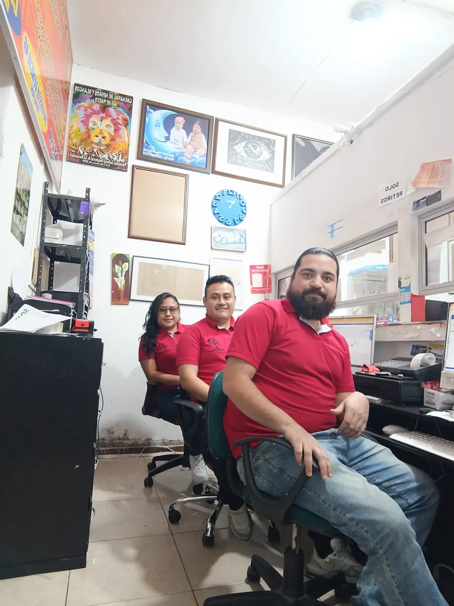 Asesores de MPS Pasto atendiendo en la oficina del centro
